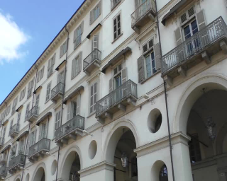 Precipita dal quarto piano, 30enne perde la vita